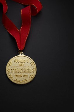 帶復(fù)印空間的黑色背景金色獎(jiǎng)?wù)陆處熑召R卡