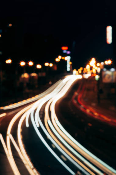 夜城街道和城市灯光的模糊视图