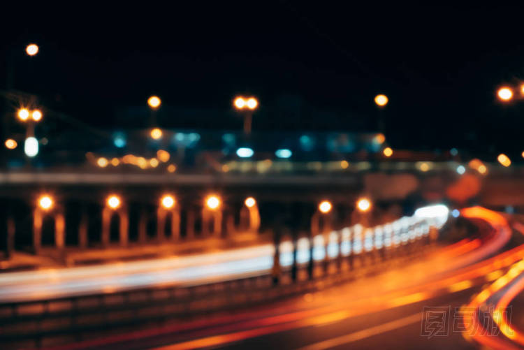 夜城街道和城市燈光的模糊視圖