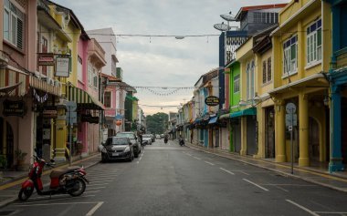 普吉岛, 泰国-2018年6月14日: 奇诺-葡萄牙风格的建筑在他朗假日路。历史地标在普吉岛, 泰国