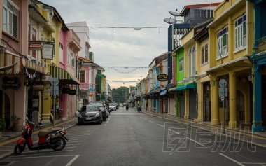 普吉島, 泰國(guó)-2018年6月14日: 奇諾-葡萄牙風(fēng)格的建筑在他朗假日路。歷史地標(biāo)在普吉島, 泰國(guó)