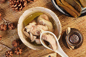 桌上去皮辣椒鸡汤