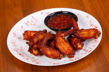 辣雞翅配醬汁圖片