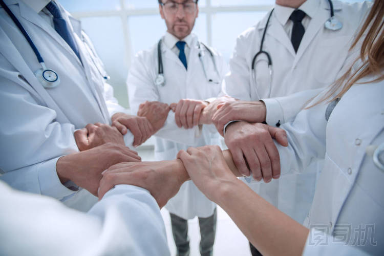 快關(guān)門了一群站在圈子里的醫(yī)生