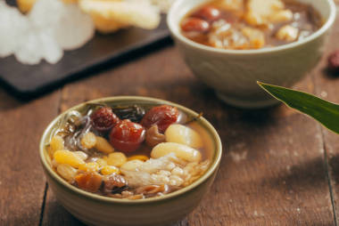 眾所周知和刷新亞洲甜點(diǎn)服務(wù)與龍眼, 蓮花腳, 海藻, 真菌和紅棗在糖漿可以容易地被發(fā)現(xiàn)在街道在唐人街