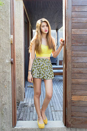 漂亮的泳装时尚的年轻性感亚洲妇女摆在旅游胜地泳池