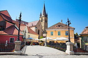 在布加勒斯特的历史建筑。老桥，中世纪的房子件