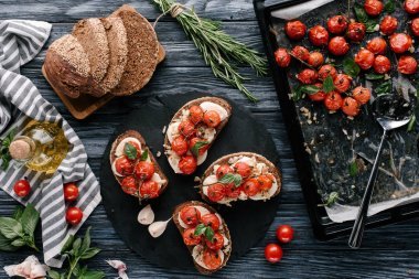 用烤盤在木桌上制作干酪和西紅柿三明治的工藝