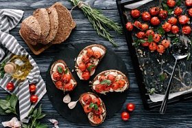 用烤盘在木桌上制作干酪和西红柿三明治的工艺