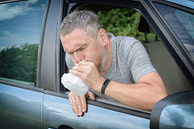 男子在车内患有晕车病, 并持有病包