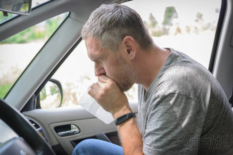 男子在車內(nèi)患有暈車病, 并持有病包