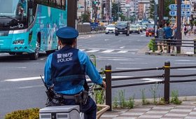日本东京街头骑自行车的警官-2018年6月12日