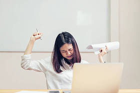 由于电脑和工作时间长, 女性背部疼痛。这可能是办公室综合症的原因