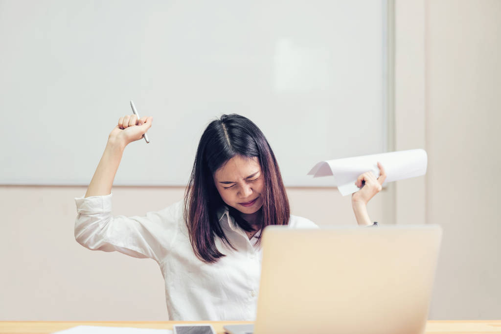 由于电脑和工作时间长, 女性背部疼痛。这可能是办公室综合症的原因