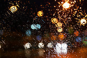 雨点落在窗户上。散夜城