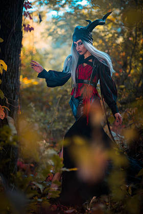 森林里树上有角和令人惊异的妆的可怕女人