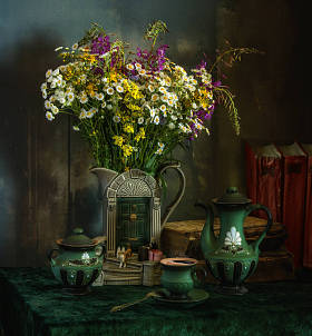 静物花, 一杯咖啡和书。野花。老式