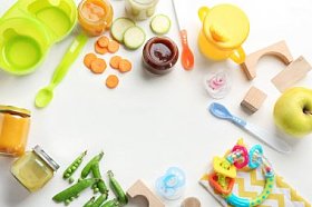 光背景下的婴儿食品、配料和附件的平躺组合
