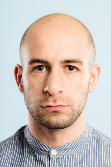 嚴肅的人的肖像高清晰度藍色背景