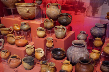 馬耳他瓦萊塔-2018年4月11日-新石器時代陶器罐和骨灰盒, 考古博物館, 瓦萊塔, 馬耳他