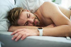 早晨睡觉的年轻人