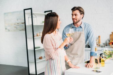 深情夫婦無比與酒杯在廚房