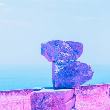 外星彩色石頭。明亮的霓虹燈顏色。極小和超現(xiàn)實(shí)。樣式的80的