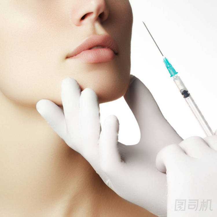 年輕女人整容打針的畫像。特寫的美麗的女人在她的臉上獲取注射。填料注射。豐唇術(shù)。美麗的完美雙唇