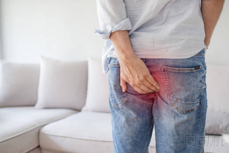 男子手抱著她的底部, 因?yàn)橛懈雇春椭摊? 健康護(hù)理的概念。痔瘡和便秘男子