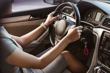 裁剪图像的商人开的车图片