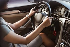 裁剪图像的商人开的车图片