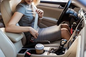 汽车女实业家紧固安全带的裁剪图像