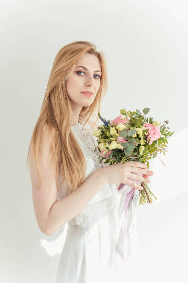 閨房新娘早上。準(zhǔn)備為他們的婚禮當(dāng)天買了套睡衣的年輕美麗的女人。色調(diào)