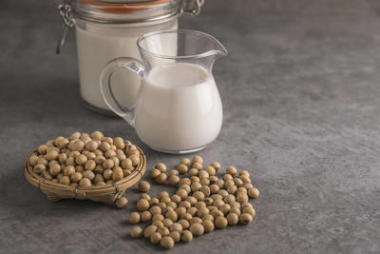 大豆和牛奶在玻璃罐中的靜物