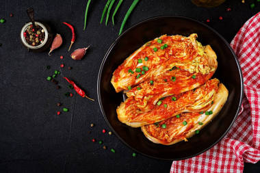 黑盤子泡菜白菜的頂部視圖.圖片