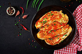 黑盘子泡菜白菜的顶部视图.图片