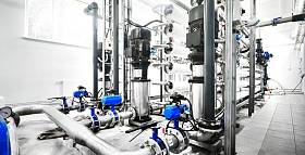 大型工业水处理和锅炉房。闪亮的钢制金属管和蓝色 pupms 和阀门