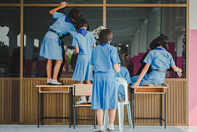 学生们正在帮着擦玻璃