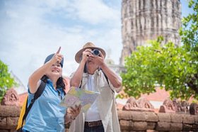 在泰国寺庙旅行的退休亚裔夫妇