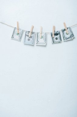 美元鈔票掛在繩子上, 衣服針腳被隔離在灰色