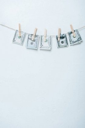 美元钞票挂在绳子上, 衣服针脚被隔离在灰色