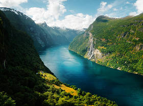 Sunnylvsfjorden 峡湾的惊险美景