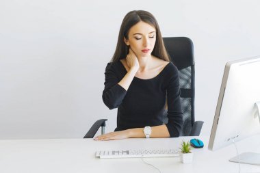 痛苦。保健保健 concep。美麗的女人有痛苦的感覺, 身體疼痛