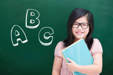 可爱的女孩与 abc 字绿色黑板书