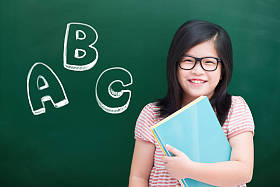 可爱的女孩与 abc 字绿色黑板书