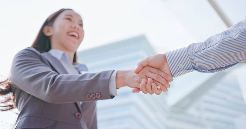 商务女人和她的搭档握手 商务女人和她的搭档握手