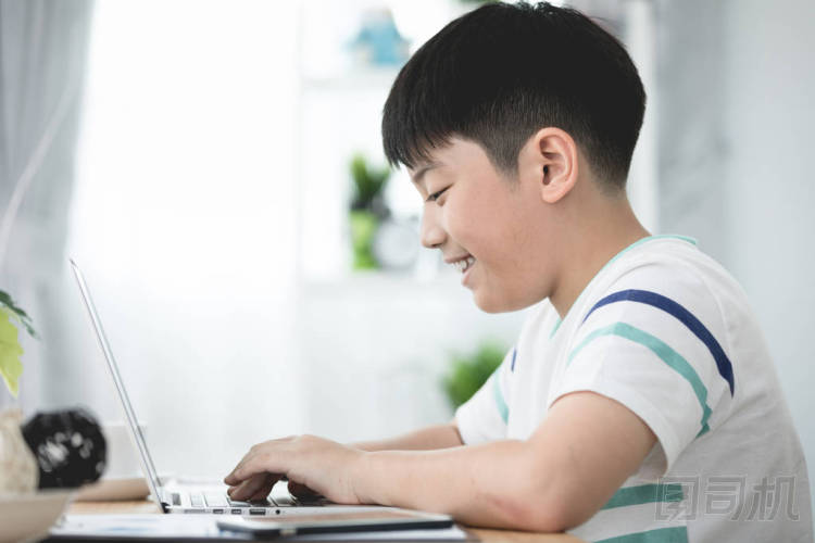 亞洲可愛(ài)男孩使用筆記本電腦