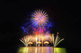 炫彩焰火黑色天空的背景上.图片