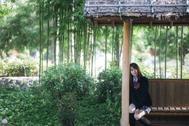 亞洲日本學(xué)校女孩服裝的肖像看公園戶外電影復(fù)古風(fēng)
