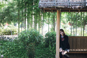 亚洲日本学校女孩服装的肖像看公园户外电影复古风